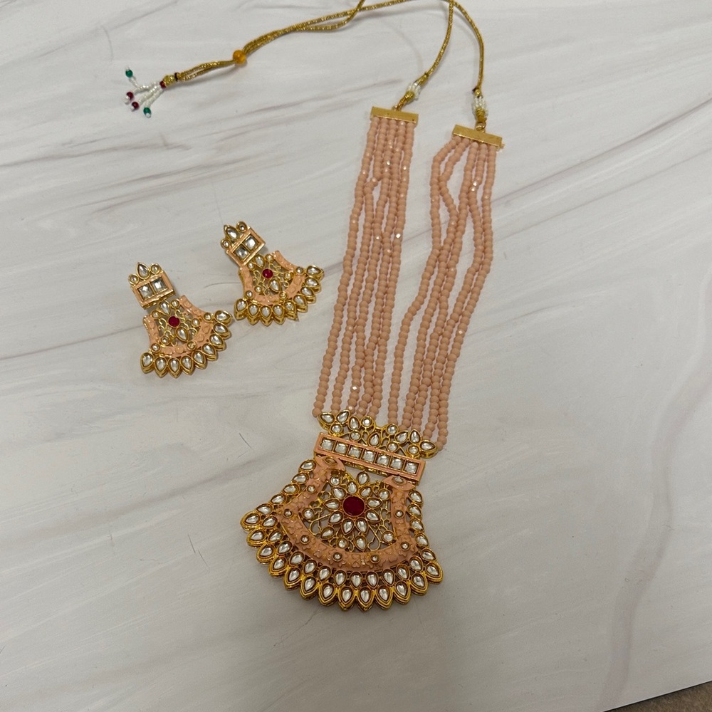 NWT Elegant Gold and peach Necklace Set